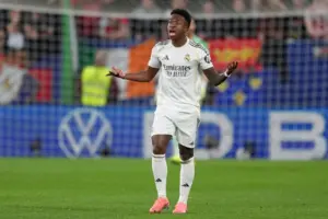 Real Madrid có nguy cơ mất ngôi đầu bảng vào tay Barcelona