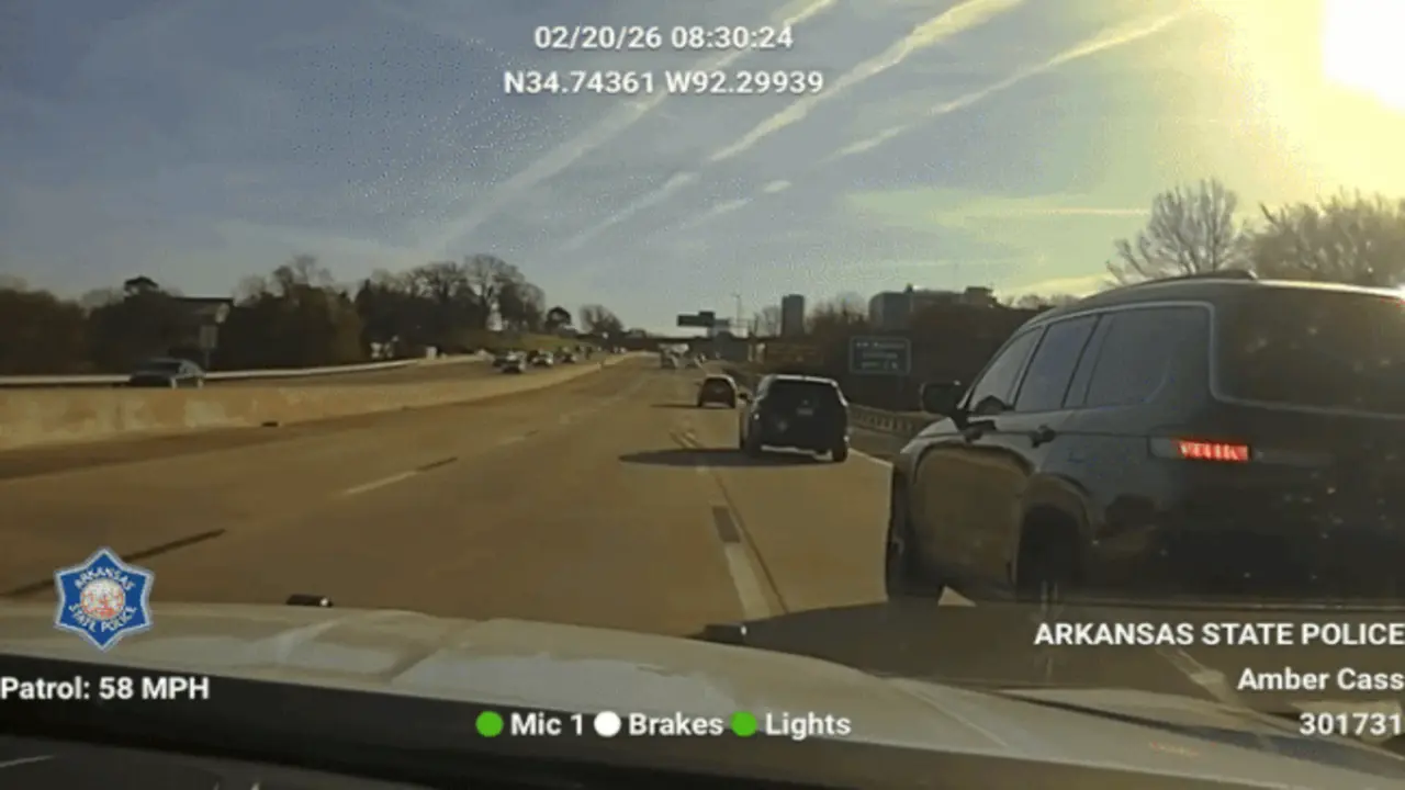 Cảnh sát Mỹ đâm xoay ôtô của người bố chở con nhỏ đi cấp cứu