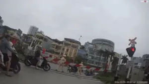 Nhiều người bất chấp sinh mạng lao qua đường tàu